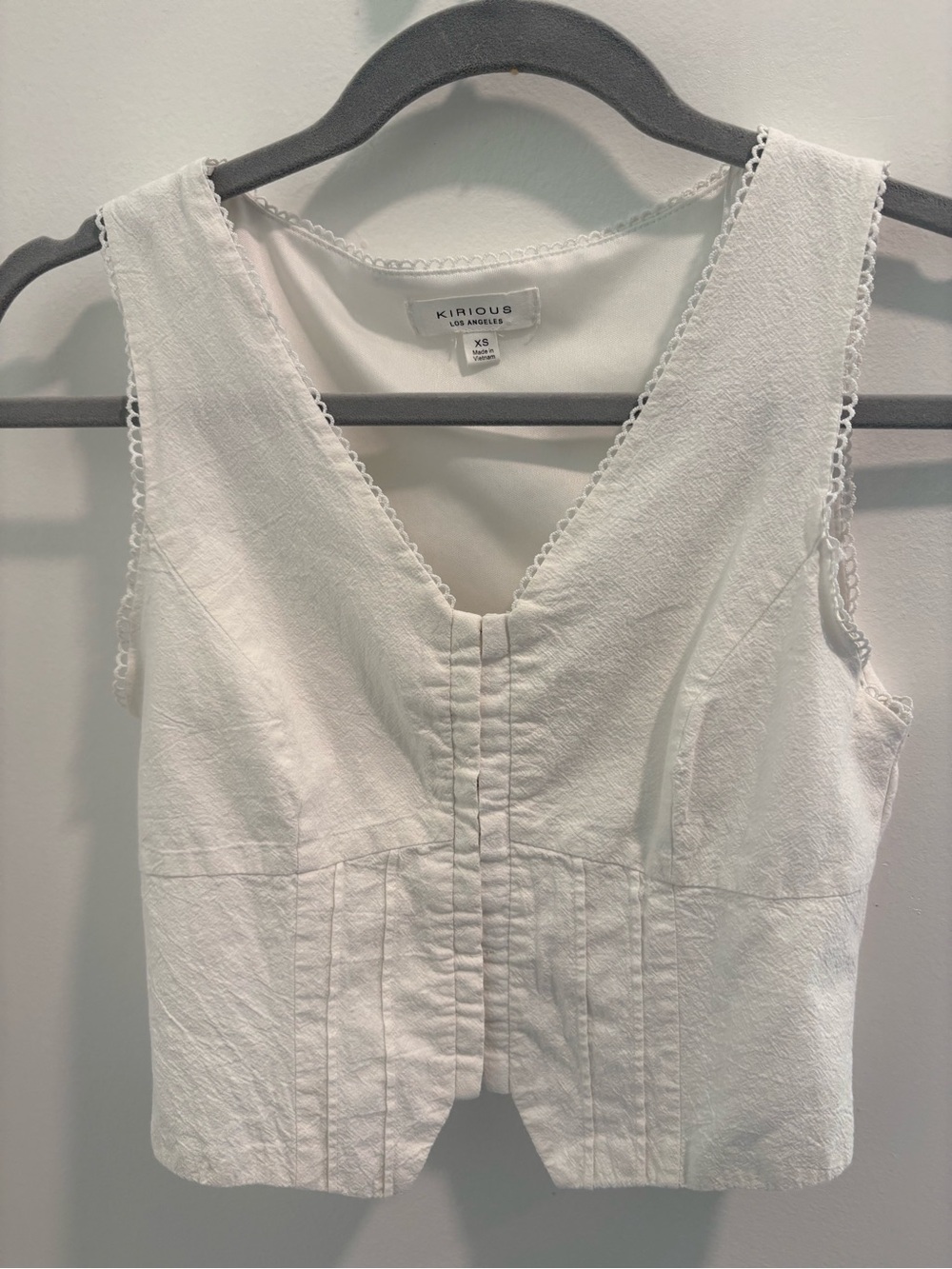 Kirious White Scalloped V-Neck Women's Vest/Blouse